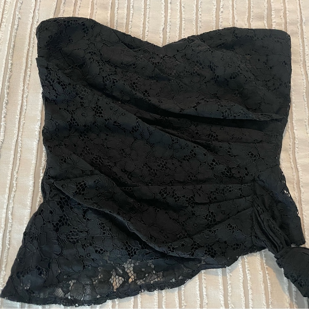 Strapless black top. With a side you can leave loose or tie.